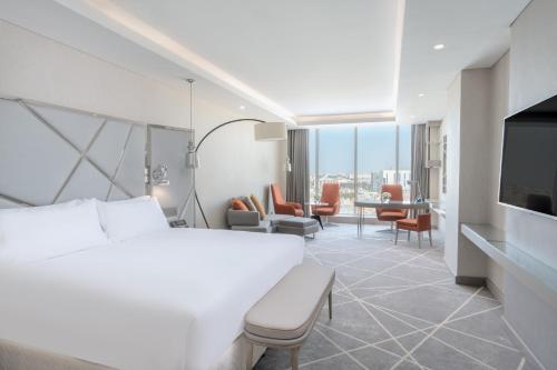 una camera d'albergo con letto e soggiorno di Crowne Plaza Hotel Riyadh Minhal, an IHG Hotel a Riyad