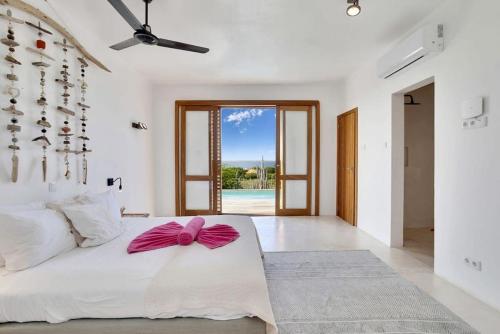 Ένα ή περισσότερα κρεβάτια σε δωμάτιο στο Kas Bèrde with stunning views