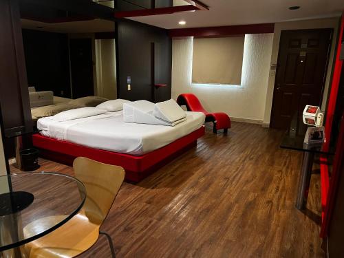 um quarto de hotel com uma cama, uma mesa e cadeiras em Suites & Villas Real Hacienda em Ocoyoacac