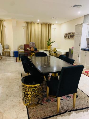 a dining room with a table and chairs at Arsaad villa apparments in ‘Ūd al Bayḑāʼ