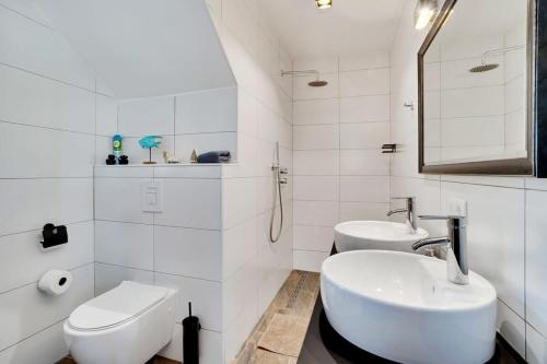 ein weißes Badezimmer mit Waschbecken und Toilette in der Unterkunft Kas Pura Vida in Belnem in Kralendijk