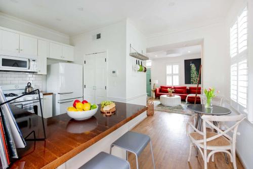 亞特蘭大的住宿－Boho Mod，厨房以及带桌椅的起居室。