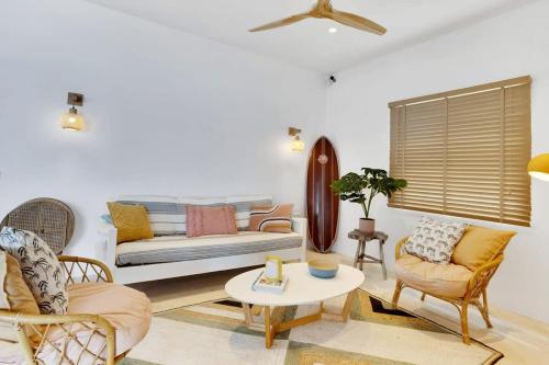 Χώρος καθιστικού στο Pixel Paradise Oceanfront Villa with Stunning Views