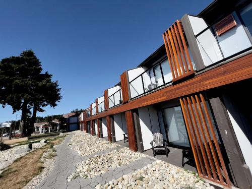 un edificio con una pasarela de piedra delante de él en The Oceanside, a Coast Hotel, en Sechelt