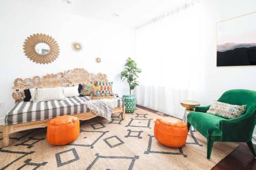 ein Wohnzimmer mit orangefarbenen Stühlen und einem Sofa in der Unterkunft Parkfront Lux in Atlanta