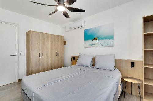 um quarto com uma cama e uma ventoinha de tecto em Laguna Breeze with Laguna Marina View em Kralendijk