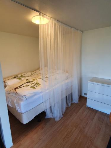 霍芬Studio apartment with great view in Höfn的一间卧室配有白色窗帘的床