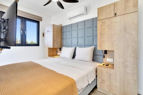 a bedroom with a large bed and a window at Villa Valena Apartment 7 with Cooling Pool in Kralendijk