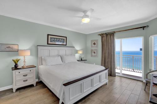 1 dormitorio con cama y vistas al océano en Admirals Quarters 1009, en Orange Beach