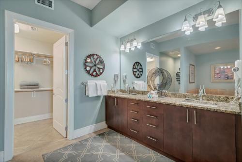 ein Badezimmer mit zwei Waschbecken und einem großen Spiegel in der Unterkunft Turquoise Place 1005d in Orange Beach