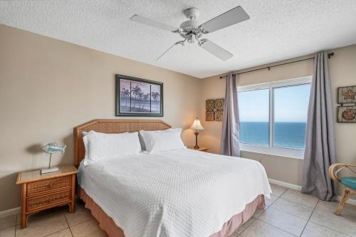 1 dormitorio con cama y ventana con vistas al océano en Summerchase 1103 Gulf Front Condo, en Orange Beach