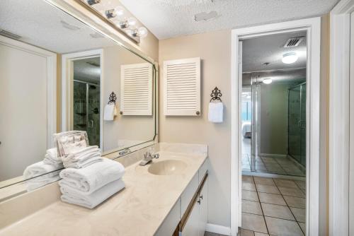 y baño con lavabo y espejo. en Summerchase 1103 Gulf Front Condo, en Orange Beach