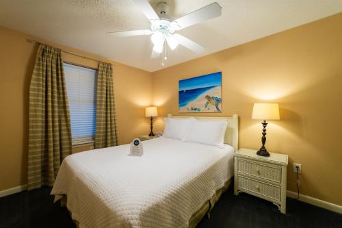 Schlafzimmer mit einem Bett und einem Deckenventilator in der Unterkunft Phoenix East Ii 2103 in Orange Beach