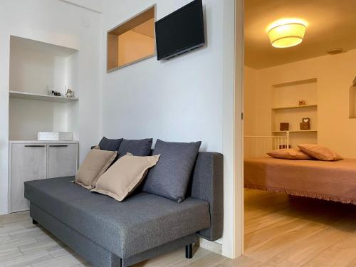 ein Wohnzimmer mit einem Sofa und einem Bett in der Unterkunft Casa Cecilia - Puglia Mia Apartments in Monopoli