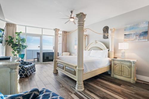奧蘭治海灘的住宿－Turquoise Place 2307-C Luxury Gulf Front Condo，一间卧室设有一张床和一个窗口