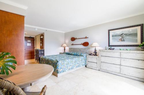 - une chambre avec un lit et une table en bois dans l'établissement Special rate close to the beach L214, à Honolulu