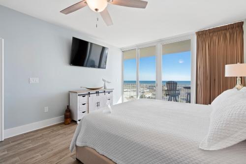um quarto branco com uma cama e uma grande janela em Caribe Resort 314d em Orange Beach