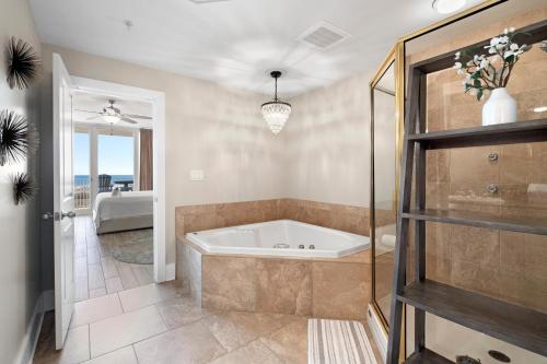 uma casa de banho com banheira num quarto em Caribe Resort 314d em Orange Beach