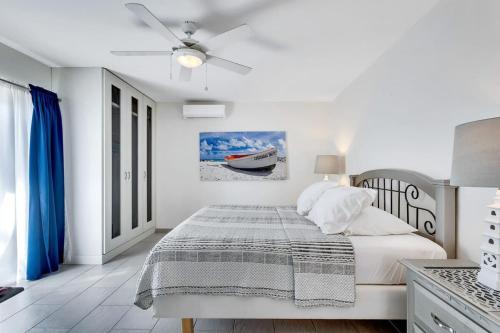 Krevet ili kreveti u jedinici u okviru objekta Belmar Oceanfront Apartment 1 Divers Paradise