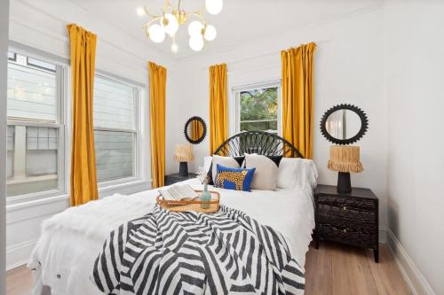 1 dormitorio con 1 cama con edredón blanco y negro en Field of Gold en Atlanta