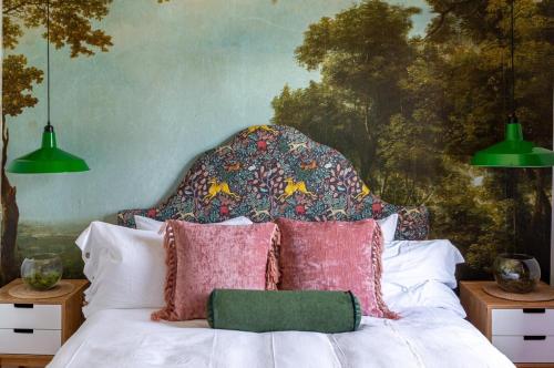 um quarto com uma cama com almofadas e um quadro em Piccadilly Circus em Atlanta