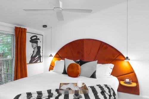 um quarto com uma cama grande e uma cabeceira em madeira em Majic Cottage em Atlanta