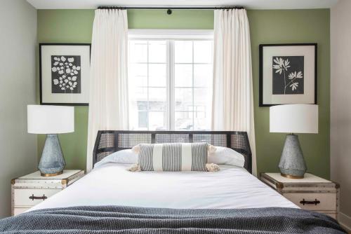 亞特蘭大的住宿－Bird's Eye View，一间卧室配有一张带两盏灯的床和一扇窗户。