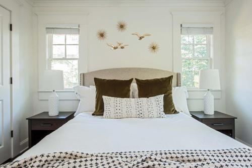 um quarto com uma grande cama branca com duas mesas de cabeceira em Ready Aim em Atlanta