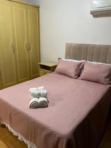 een slaapkamer met een bed met twee handdoeken erop bij Casa Girassol in Praia Grande