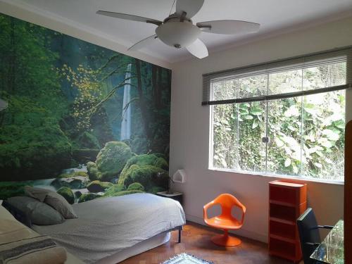 ein Schlafzimmer mit einem großen Wandgemälde in der Unterkunft 2BR QUIET, STYLISH, GREAT LOCATION in Rio de Janeiro