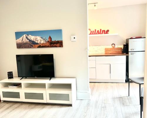 een woonkamer met een televisie op een witte kast bij Yerevan - Fun Fully Equipped Cozy Studio in Perth