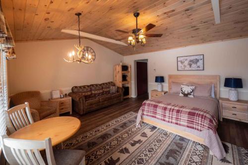 - une chambre avec un lit et un salon dans l'établissement The Snowshoe Lodge, à Lake Placid