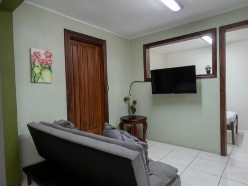 Televisyen dan/atau pusat hiburan di Coati Arenal Lodge