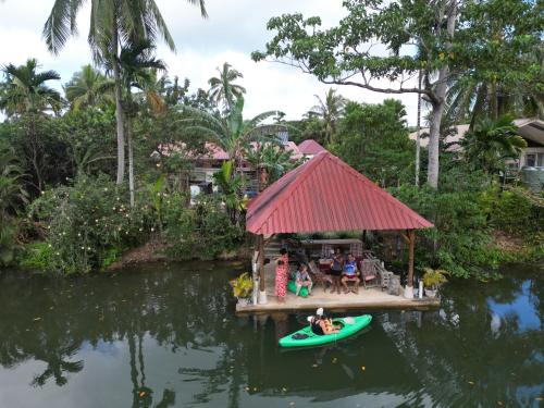 パシフィック・ハーバーにあるOrchid Island Bureの筏に座る群衆