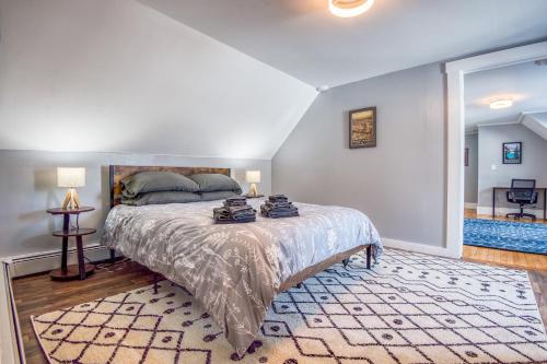 1 dormitorio con 1 cama grande en una habitación en Mountain Retreat for Adventures - 2nd Floor, en Whitefield