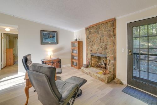 Ruang duduk di Stanardsville Cabin Rental about 24 Mi to Shenandoah!