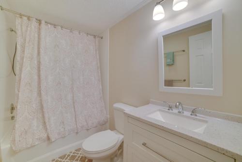 Bilik mandi di Stanardsville Cabin Rental about 24 Mi to Shenandoah!