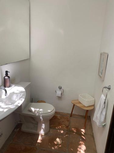 a bathroom with a white toilet and a sink at Casa colonial en el exclusivo Alto del Rosario in Honda