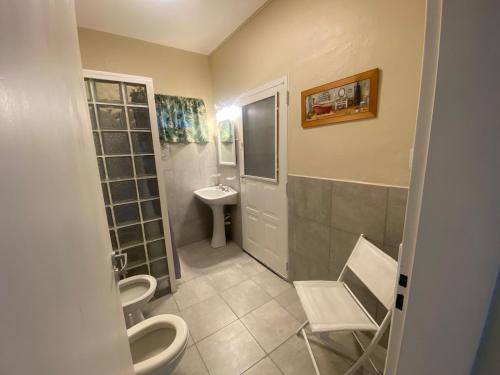 un bagno con due WC e un lavandino di Soleado Pampa a Santa Rosa