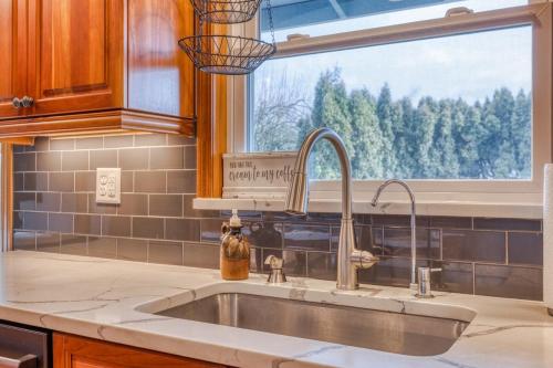 cocina con fregadero y ventana en Orchard Oasis - Family Getaway, Pet Friendly, Hot Tub, Near WOU, en Monmouth