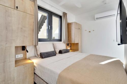 a bedroom with a large bed and a window at Villa Valena Apartment 5 with Cooling Pool in Kralendijk