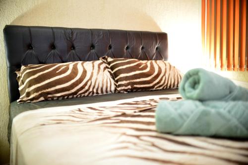 1 cama con cabecero negro y 2 almohadas en Vista Mar Luxo Copacabana, en Río de Janeiro