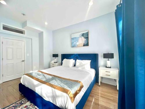 ein blau-weißes Schlafzimmer mit einem großen Bett in der Unterkunft Regal 5B Retreat on King St Old Town Alexandria in Alexandria