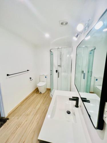 Koupelna v ubytování Brand new entire guesthouse