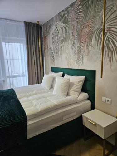 ワルシャワにあるApartament Delux Centrum Warszawaのベッドルーム(白い枕の大型ベッド1台付)