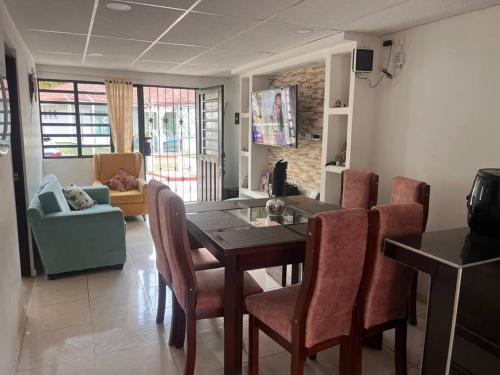 a living room with a dining room table and chairs at Un sitio súper familiar y tranquilo in Villavicencio