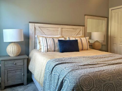 a bedroom with a bed and two lamps on a nightstand at Amazing 6br w pvt pool game room near Disney in Kissimmee