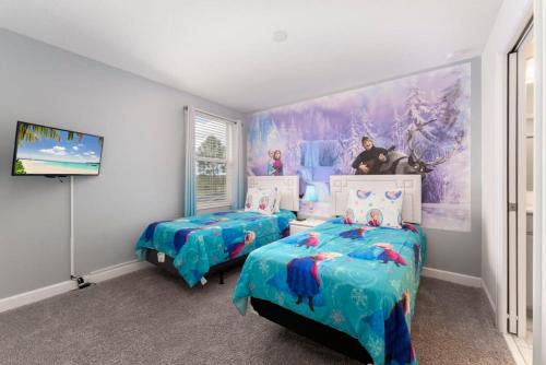 ein Schlafzimmer mit 2 Betten und einem Wandgemälde in der Unterkunft Vibrant 6BR w Private Pool Grill by Disney in Davenport