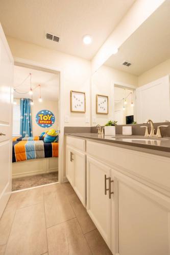 Dapur atau dapur kecil di Incredible 6BR Villa by Disney Private Pool Games