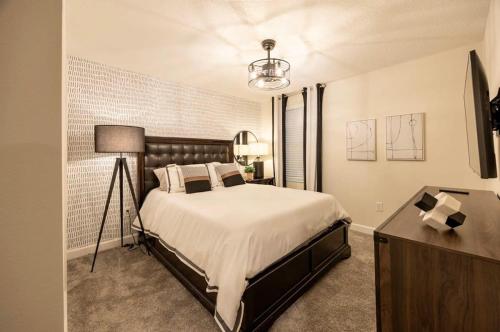 Katil atau katil-katil dalam bilik di Incredible 6BR Villa by Disney Private Pool Games